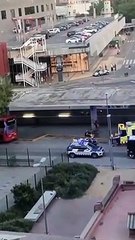 Mossos y SEM se llevan a un herido de Sants