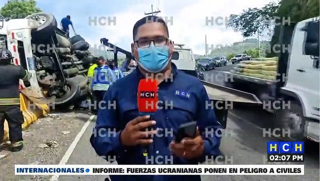¡Por poco es tragedia! Rastra desenfrenada embiste dos automotores en Cucuyagua, Copán