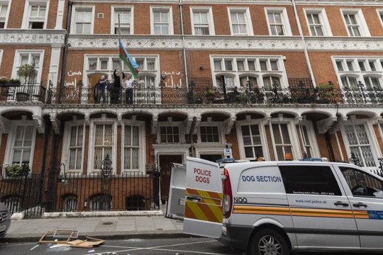 Son dakika haber... Azerbaycan'ın Londra Büyükelçiliği saldırıya uğradı