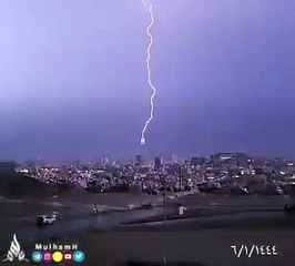 شاهد.. صاعقة تضرب ‎برج الساعة مع ‎أمطار مكة