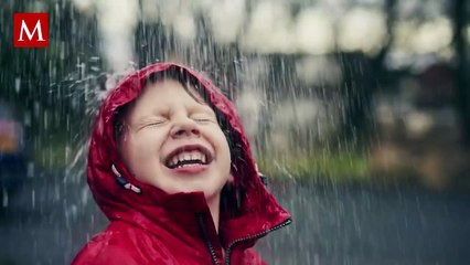 ¡Si las gotas fueran de caramelo! Descubren que el agua de lluvia no es segura para beber