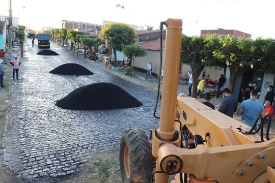 Dra. Paula agradece ao governador por atender Zé Aldemir em pavimentação de 23 ruas de Cajazeiras