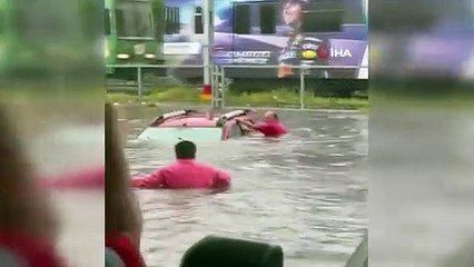 Selde mahsur kalan araçtaki 2 kişi ve 1 köpek aracın camı kırılarak kurtarıldı