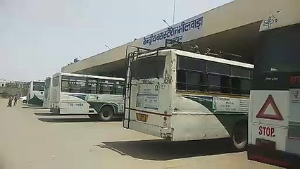 यात्रीगण कृपया ध्यान दें- धननेताओं की नगरी में यह बस स्टैंड नहीं, तबेला है !