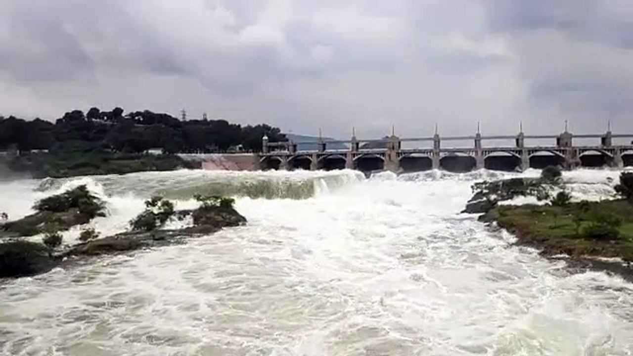 VIDEO: मेटूर बांध से पानी छोड़े जाने से कावेरी नदी में बाढ़, तटीय इलाकों के घरों में घुसा पानी