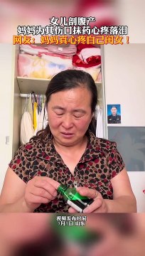 Xúc động cảnh mẹ ruột chăm sóc con gái vừa sinh mổ xong