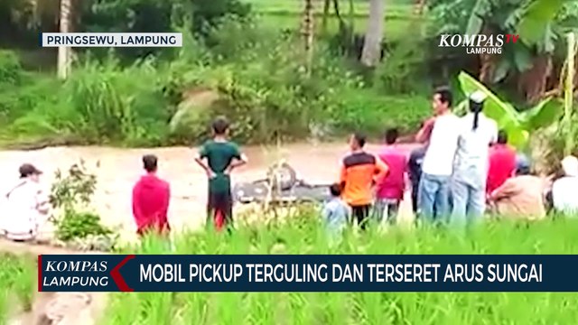 Mobil Pikap Terguling dan Terseret Arus Sungai