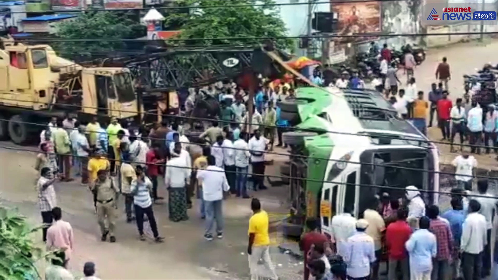 హుస్నాబాద్ లో బస్ యాక్సిడెంట్... ఆరుగురికి గాయాలు, డ్రైవర్ పరిస్థితి విషమం