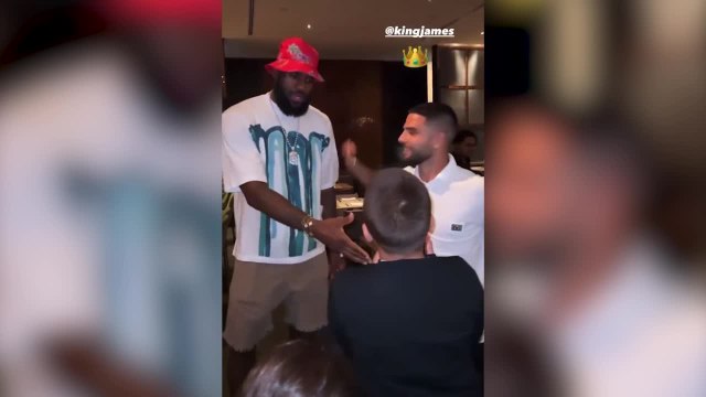 Es TT en EEUU con millones de visitas: el momento que LeBron da la mano a una estrella del fútbol