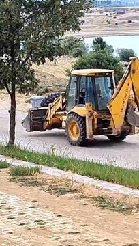 Görenler gözlerine inanamadı: Kepçe operatörünün 3 teker üzerinde ilerlediği anlar kamerada