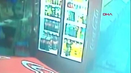 ÜMRANİYE'DE MARKETE SOPALI SALDIRI KAMERADA