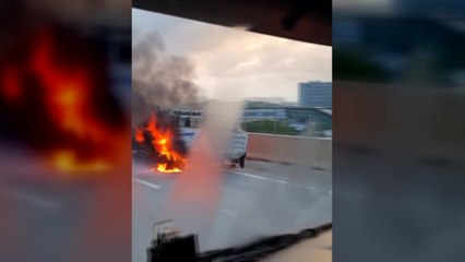 인천-김포고속도로서 견인 중이던 5t 화물차 화재 / YTN