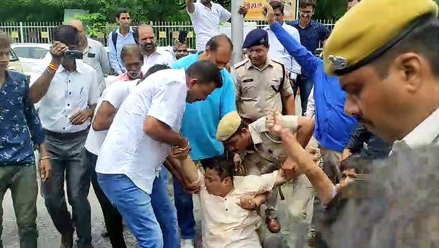 Video... जिला मुख्यालयों पर कांग्रेस ने महंगाई- बेरोजगारी को लेकर प्रदर्शन कर गिरफ्तारी दी