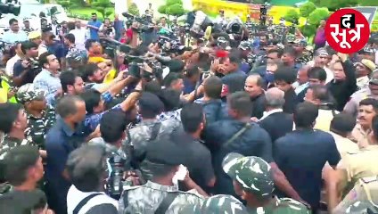 DELHI: केंद्र सरकार की नीतियों के खिलाफ कांग्रेस का प्रर्दशन, हिरासत  में राहुल गांधी