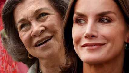 Caricias y confidencias entre la reina Letizia y Doña Sofía durante la cena en el Palacio de Marivent