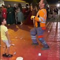 Düğüne gelen temizlik işçisinden sürpriz sonlu dans