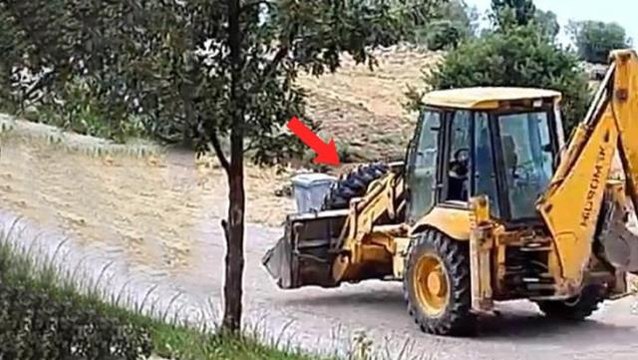Fizik kurallarına kafa tutan kepçe operatörü 3 teker üzerinde ilerledi