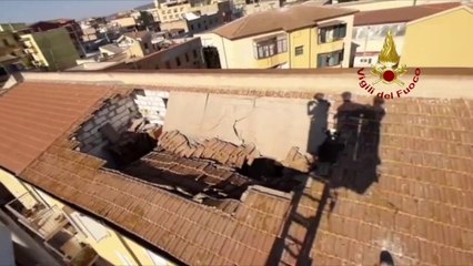 Download Video: Crolla il tetto di un'abitazione a Porto Torres, nessun ferito