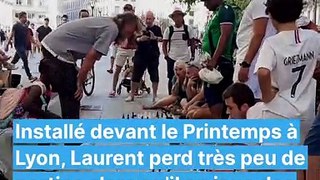 Laurent Le Conquérant, SDF belge, défie les passants aux échecs