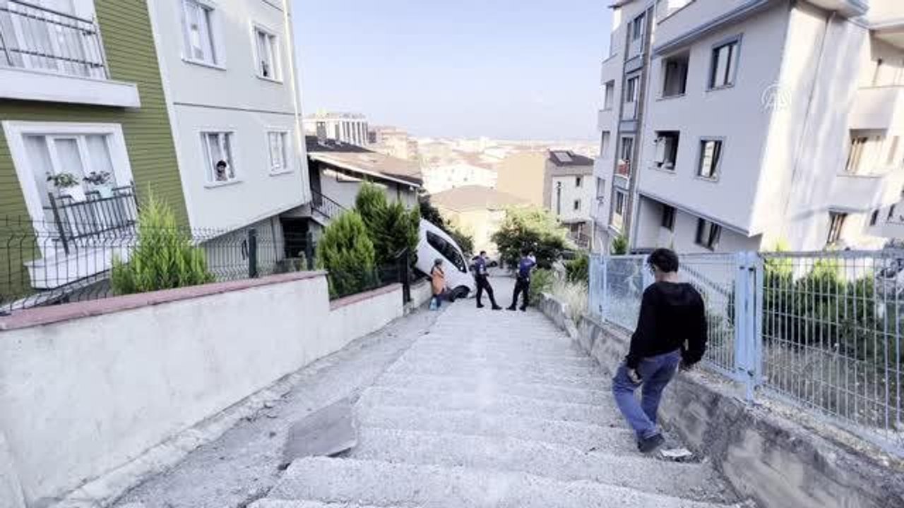 Osmaniye haberi: Bahçe duvarına asılı kalan otomobil vinç yardımıyla kurtarıldı