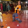 Dansıyla gündem olan temizlik işçisi, bu kez önünden geçtiği düğünde şov yaptı