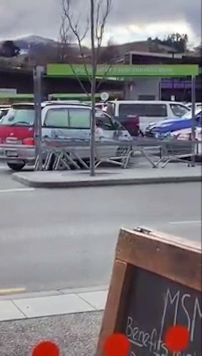 Un automobiliste pense qu'il faut absolument sortir par l'avant d'un stationnement en bataille
