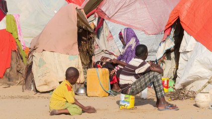 الجفاف يفاقم معاناة الصوماليين ويجبرهم على النزوح تُجاه ضواحي المدن