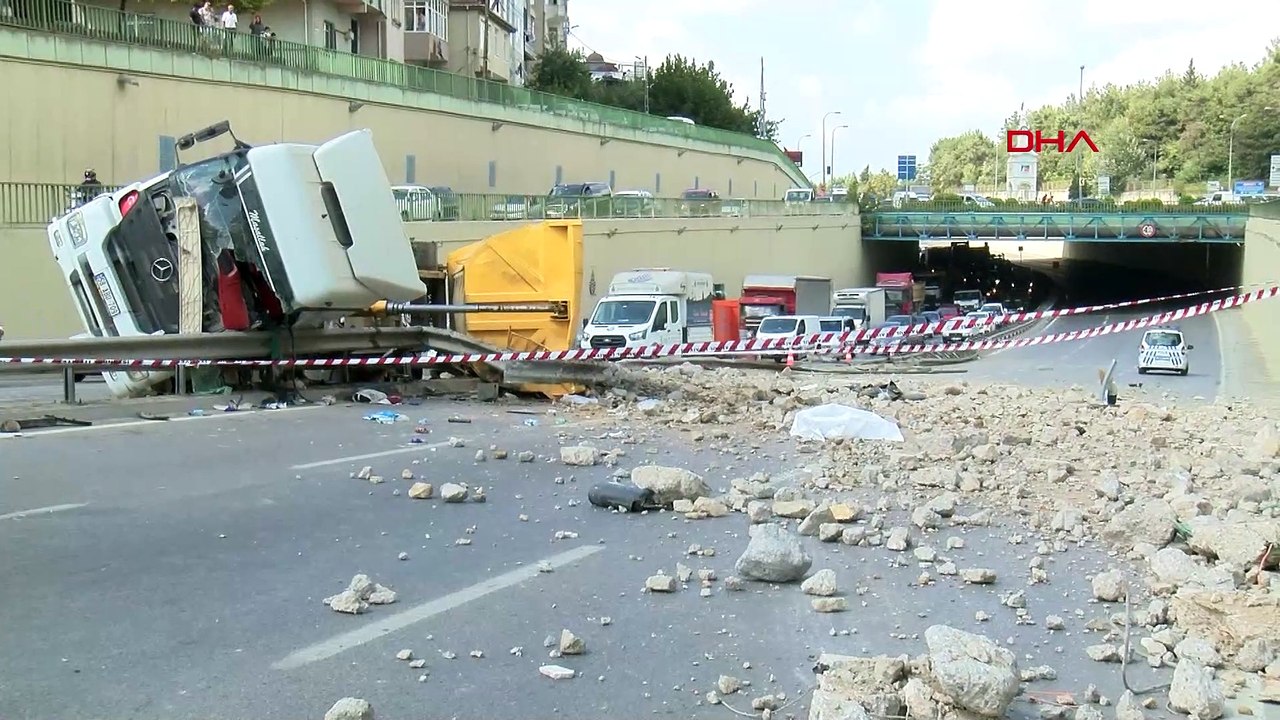 Moloz yüklü hafriyat kamyonu devrildi