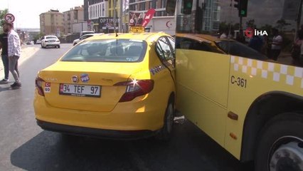 Pendik'te taksi İETT'ye çarptı, yolcular panikle dışarı çıktı