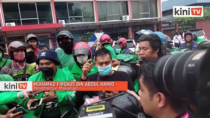 Tak puas hati kadar upah, penghantar makanan himpun depan pejabat Grab
