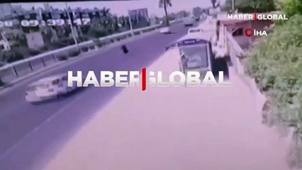 Korkunç kaza anı kameraya yansıdı: İki otomobil peş peşe çarptı