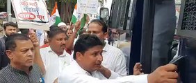 केंद्र सरकार के खिलाफ कांग्रेस ने कलेक्ट्रेट पर जताया आक्रोश, दी गिरफ्तारी