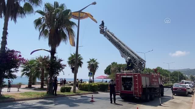 Aydın haber | Yamaç paraşütçüsü iniş sırasında aydınlatma direğinde asılı kaldı