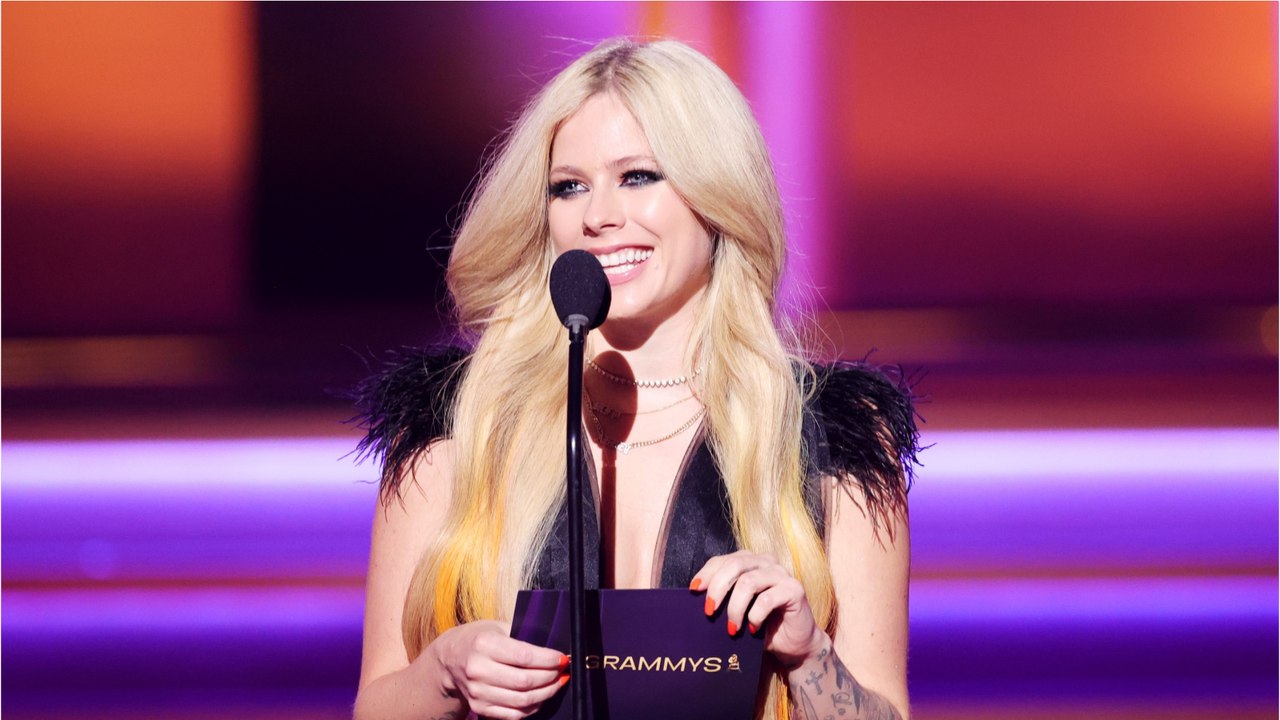 GALA VIDÉO - Les stars et la théorie du complot (4/9) : Avril Lavigne serait morte