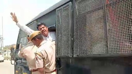 Video: कांग्रेस ने प्रधानमंत्री के पुतले के साथ किया प्रदर्शन, सांकेतिक गिरफ्तारियां दी