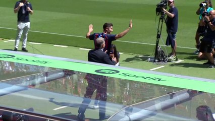 Télécharger la video: Lewandowski es presentado en el FC Barcelona con un Laporta entusiasmado