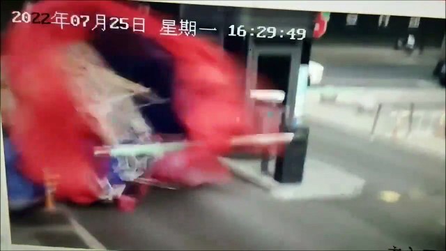 Elle se fait emporter dans sa tente pendant une tempête et se retrouve sur un péage d'autoroute