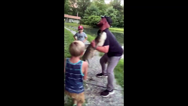 La vengeance d'un poisson tout juste pêché... Douloureux