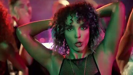 Norm Ender'den bomba klip! Uzi ve 'tas kafalar'a gönderme