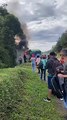 Passageiros escapam de ônibus pegando fogo na BR-376