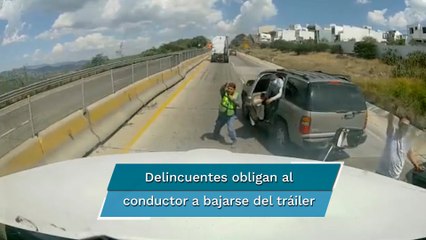 Captan el momento en que hombres armados interceptan tráiler en libramiento de Chichimequillas