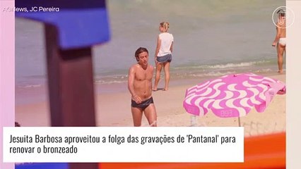Exclusivo! Jesuita Barbosa é flagrado aos beijos em praia e desvendamos quem é o bonitão