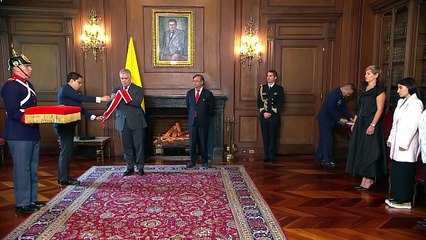 Condecoración Duque  a Petro