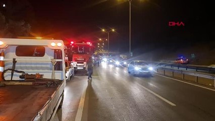 TEM'DE DURAN OTOMOBİLE ÇARPMAMAK İÇİN MANEVRA YAPAN KAMYON YOL DIŞINA ÇIKTI 1 YARALI