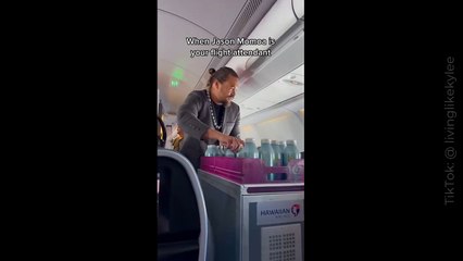 Repartiendo agua: Jason Momoa se hizo pasar por azafato en un vuelo comercial