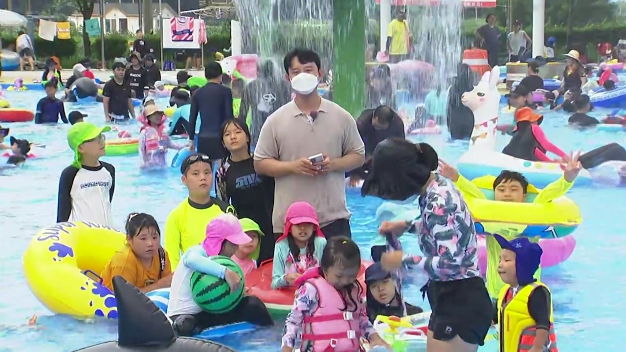 푹푹 찌는 더위 피해 물속 '풍덩'...북적이는 피서지 인파 / YTN
