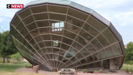 Écologie : un designer conçoit une maison solaire