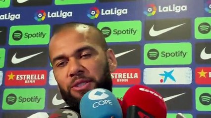 La divertida entrevista a Dani Alves antes del Trofeo Joan Gamper / @JuliClaramunt