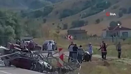 Son dakika haberleri | Sürücüsünün kontrolünü kaybettiği araç elektrik direğine çarptı: 4 yaralı