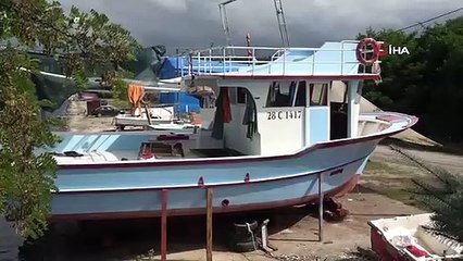 Balıkçılar sezona teknelerine bakım yaparak hazırlanıyor